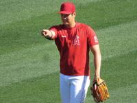 あすの登板に向けて試合前のフィールドでキャッチボールをする大谷（撮影・小林信行）