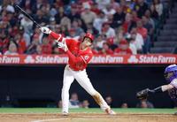 　レンジャーズ戦の５回、空振り三振に倒れるエンゼルス・大谷＝アナハイム（共同）