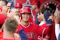 　レンジャーズ戦の１回、レンドンの適時打で生還しチームメートに迎えられるエンゼルス・大谷＝アナハイム（ＡＰ＝共同）