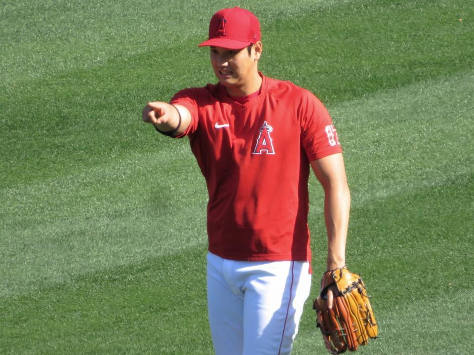 あすの登板に向けて試合前のフィールドでキャッチボールをする大谷（撮影・小林信行）