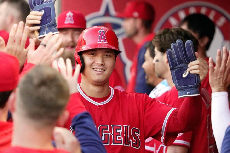 　レンジャーズ戦の１回、レンドンの適時打で生還しチームメートに迎えられるエンゼルス・大谷＝アナハイム（ＡＰ＝共同）