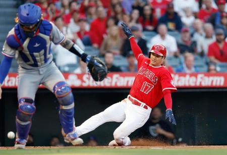 レンジャーズ戦の１回、レンドンの適時打で生還するエンゼルス・大谷＝アナハイム（共同）