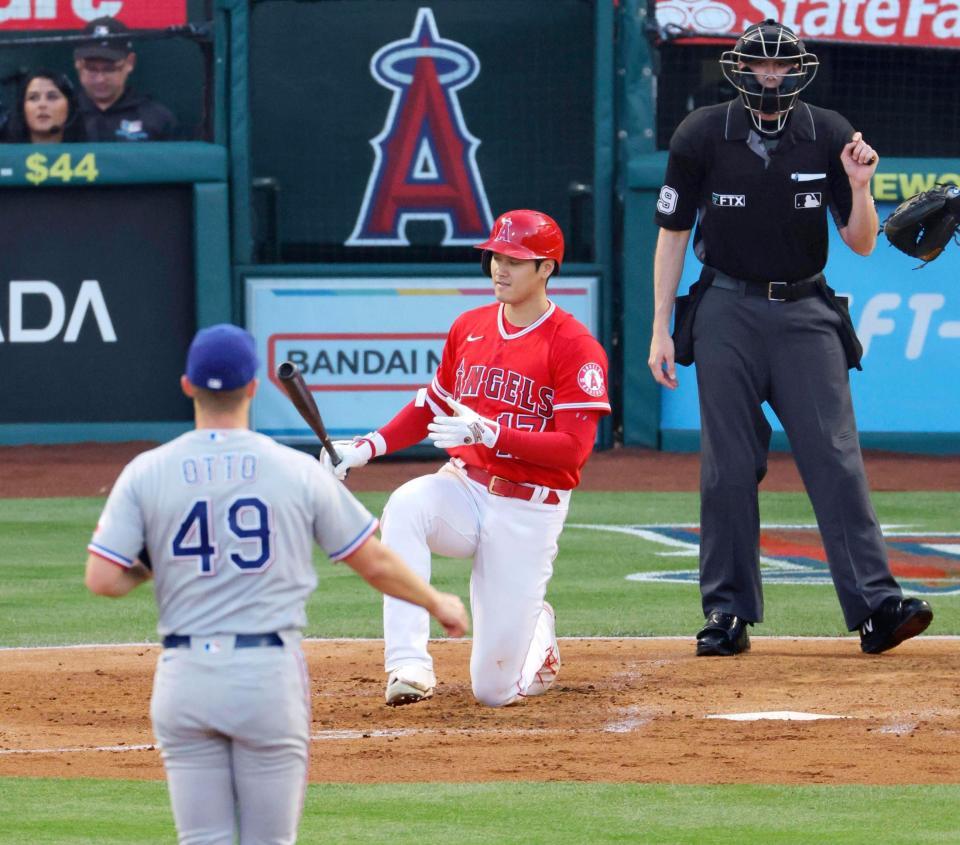 　レンジャーズ戦の３回、空振り三振に倒れたエンゼルス・大谷。投手オットー＝アナハイム（共同）