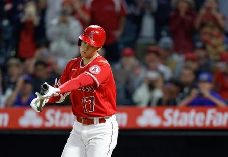 　９回、代打で出場し空振り三振に倒れた大谷（共同）