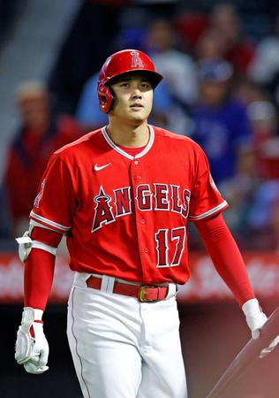 　９回、代打で出場し空振り三振に倒れ、ベンチに戻る大谷（共同）