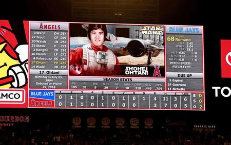 　ブルージェイズ戦の９回、代打で登場し選手紹介の際に「スター・ウォーズ」のキャラクターのような姿で映し出されたエンゼルス・大谷＝アナハイム（共同）