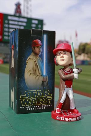 　観客に配布された、映画「スター・ウォーズ」とコラボレーションしたエンゼルス・大谷の首振り人形＝アナハイム（共同）