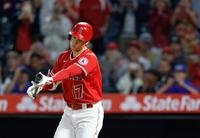 　９回、代打で出場し空振り三振に倒れた大谷（共同）