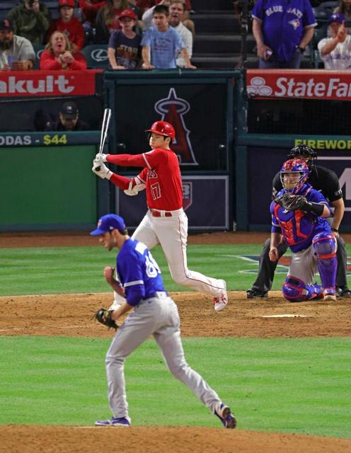 大谷は「ＭＶＰ」コールの中、九回に代打で登場　強打者の証、外野４人シフト敷かれるも空振り三振