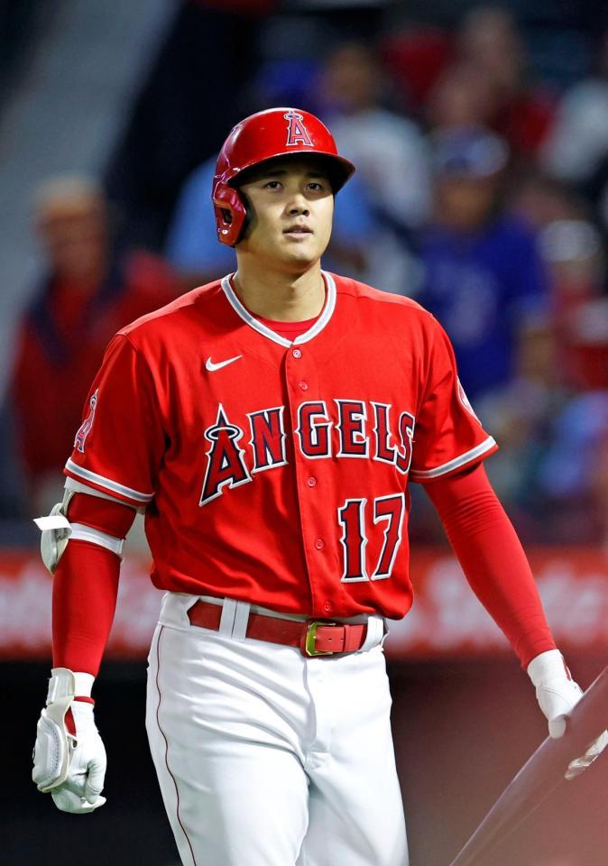 　９回、代打で出場し空振り三振に倒れ、ベンチに戻る大谷（共同）