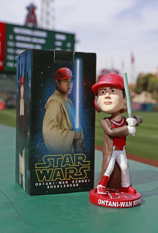 　観客に配布された、映画「スター・ウォーズ」とコラボレーションしたエンゼルス・大谷の首振り人形＝アナハイム（共同）