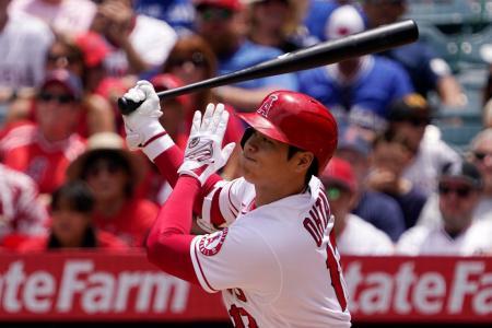 　ブルージェイズ戦の一回に１０号ソロを放つエンゼルスの大谷＝２９日、アナハイム（ＡＰ＝共同）