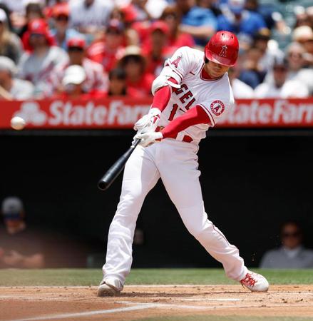 ブルージェイズ戦の１回、右越えに10号ソロを放つエンゼルス・大谷＝アナハイム（共同）