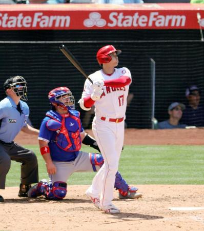 ブルージェイズ戦の３回、中越えに２打席連続となる11号２ランを放つエンゼルス・大谷＝アナハイム（共同）