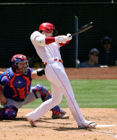 ブルージェイズ戦の３回、中越えに２打席連続となる11号２ランを放つエンゼルス・大谷＝アナハイム（共同）