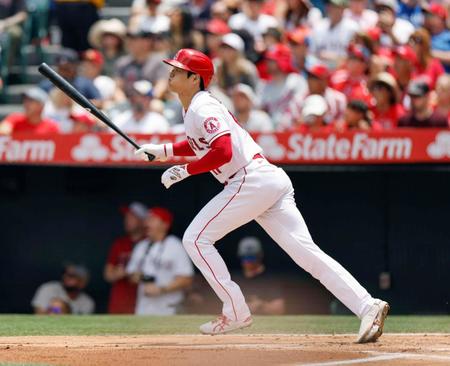 ブルージェイズ戦の１回、右越えに10号ソロを放つエンゼルス・大谷＝アナハイム（共同）