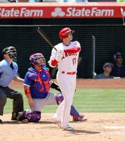 ブルージェイズ戦の３回、中越えに２打席連続となる11号２ランを放つエンゼルス・大谷＝アナハイム（共同）