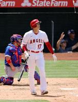 ブルージェイズ戦の３回、中越えに２打席連続となる11号２ランを放つエンゼルス・大谷＝アナハイム（共同）