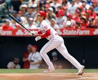 ブルージェイズ戦の１回、右越えに10号ソロを放つエンゼルス・大谷＝アナハイム（共同）