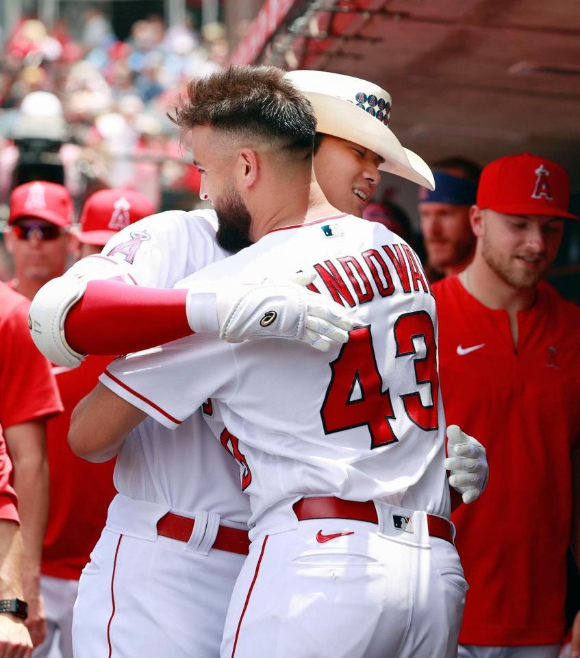 ブルージェイズ戦の１回、10号ソロを放ちベンチで先発のサンドバル（43）と抱き合うエンゼルス・大谷＝アナハイム（共同）