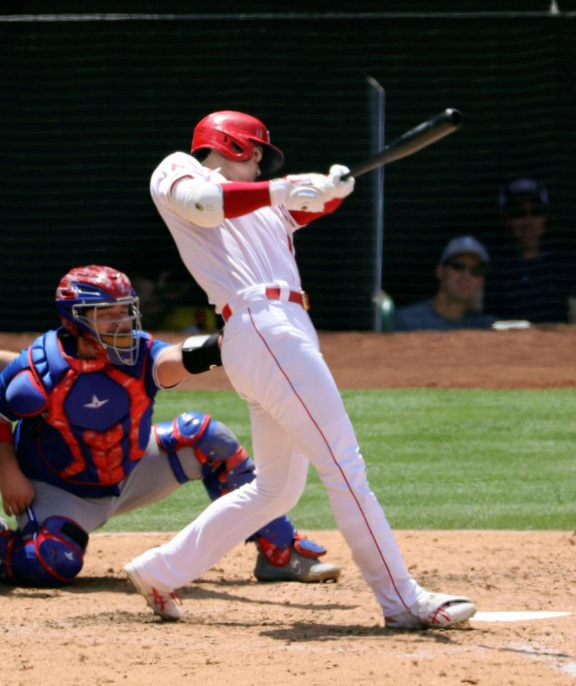 ブルージェイズ戦の３回、中越えに２打席連続となる11号２ランを放つエンゼルス・大谷＝アナハイム（共同）