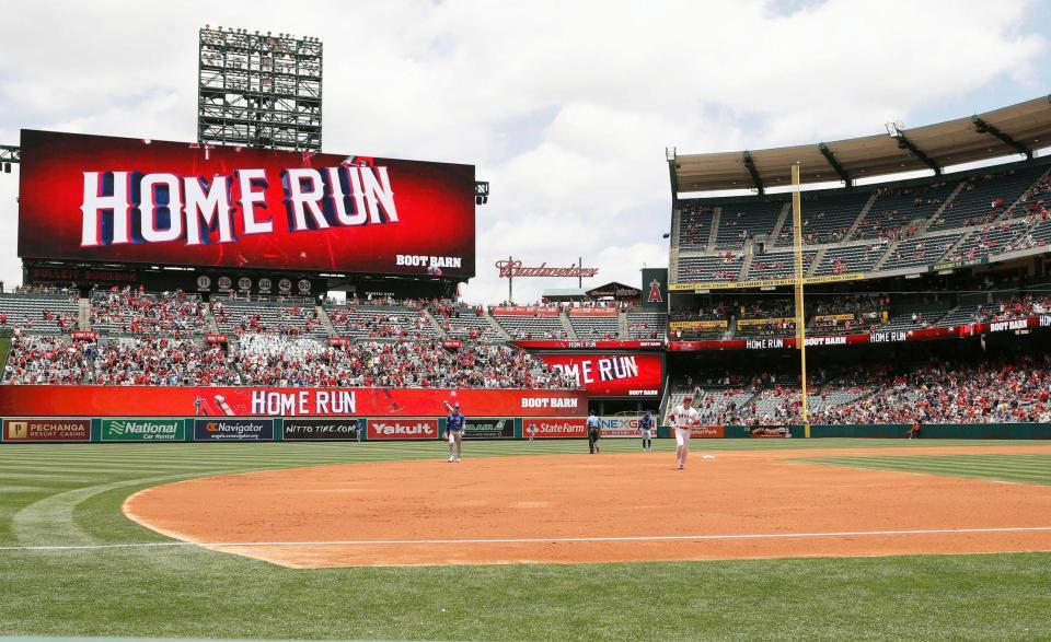 ブルージェイズ戦の１回、10号ソロを放ち塁を回るエンゼルス・大谷＝アナハイム（共同）