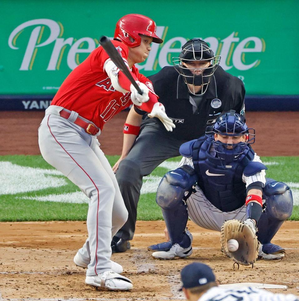 　ダブルヘッダー第２試合の４回、空振り三振に倒れる大谷