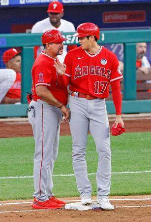 　フィリーズ戦の３回、四球で出塁したエンゼルス・大谷＝フィラデルフィア（共同）