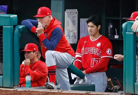 　フィリーズ戦の２回、チームが４点のリードを許し、ベンチで厳しい表情のエンゼルス・大谷（右）。中央はマドン監督＝フィラデルフィア（共同）