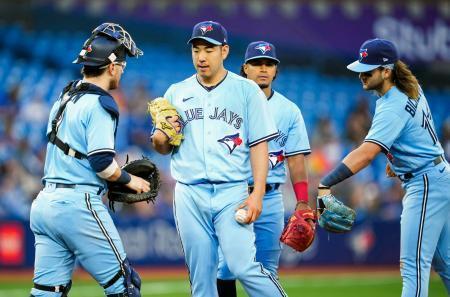 　ツインズ戦の５回、降板するブルージェイズ・菊池＝トロント（ゲッティ＝共同）