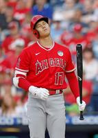 　フィリーズ戦の１回、見逃し三振に倒れたエンゼルス・大谷＝フィラデルフィア（共同）
