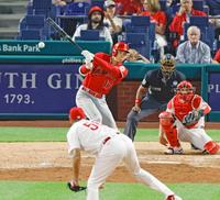 　フィリーズ戦の６回、二直に倒れるエンゼルス・大谷＝フィラデルフィア（共同）