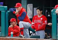 　フィリーズ戦の２回、チームが４点のリードを許し、ベンチで厳しい表情のエンゼルス・大谷（右）。中央はマドン監督＝フィラデルフィア（共同）