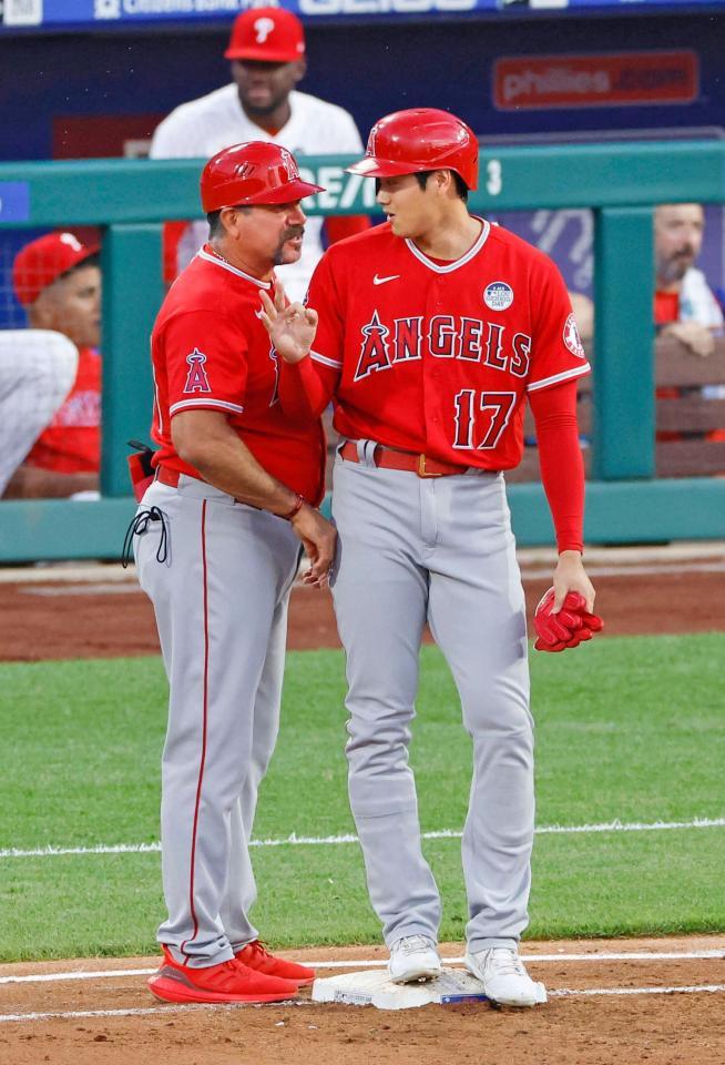 　フィリーズ戦の３回、四球で出塁したエンゼルス・大谷＝フィラデルフィア（共同）