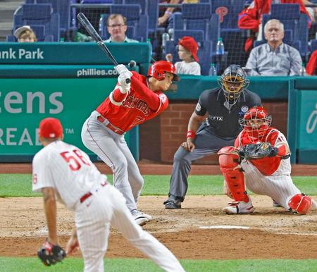 　フィリーズ戦の８回、空振り三振に倒れるエンゼルス・大谷（共同）