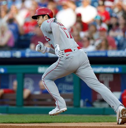 　フィリーズ戦の１回、遊撃内野安打を放ったエンゼルス・大谷＝フィラデルフィア（共同）