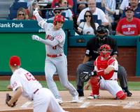 　フィリーズ戦の１回、遊撃内野安打を放つエンゼルス・大谷＝フィラデルフィア（共同）