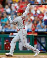 　フィリーズ戦の１回、遊撃内野安打を放つエンゼルス・大谷＝フィラデルフィア（共同）