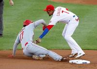 　フィリーズ戦の１回、二盗を狙うがタッチアウトとなるエンゼルス・大谷＝フィラデルフィア（共同）