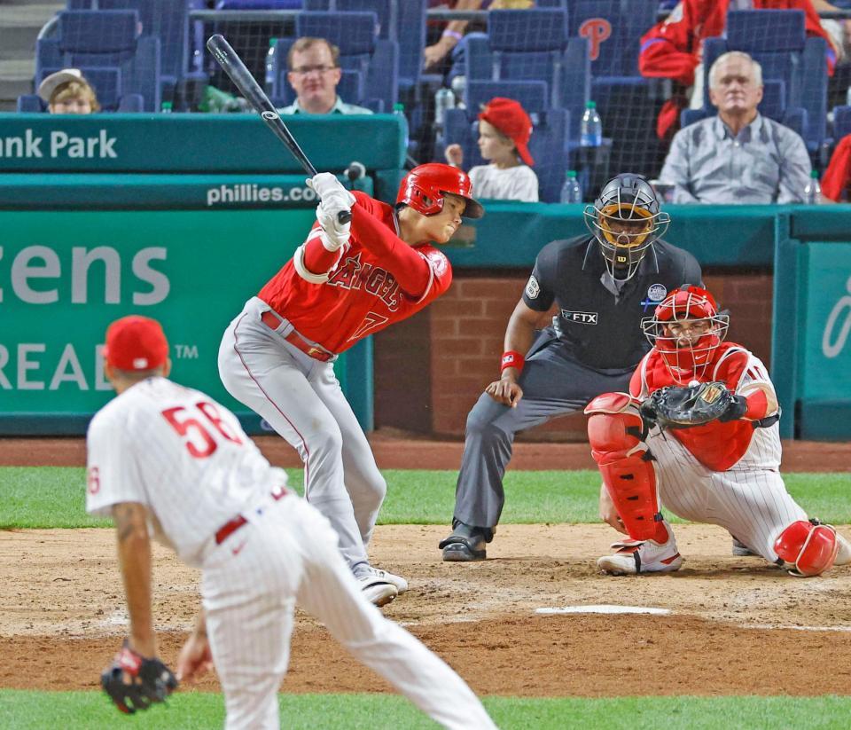 　フィリーズ戦の８回、空振り三振に倒れるエンゼルス・大谷（共同）