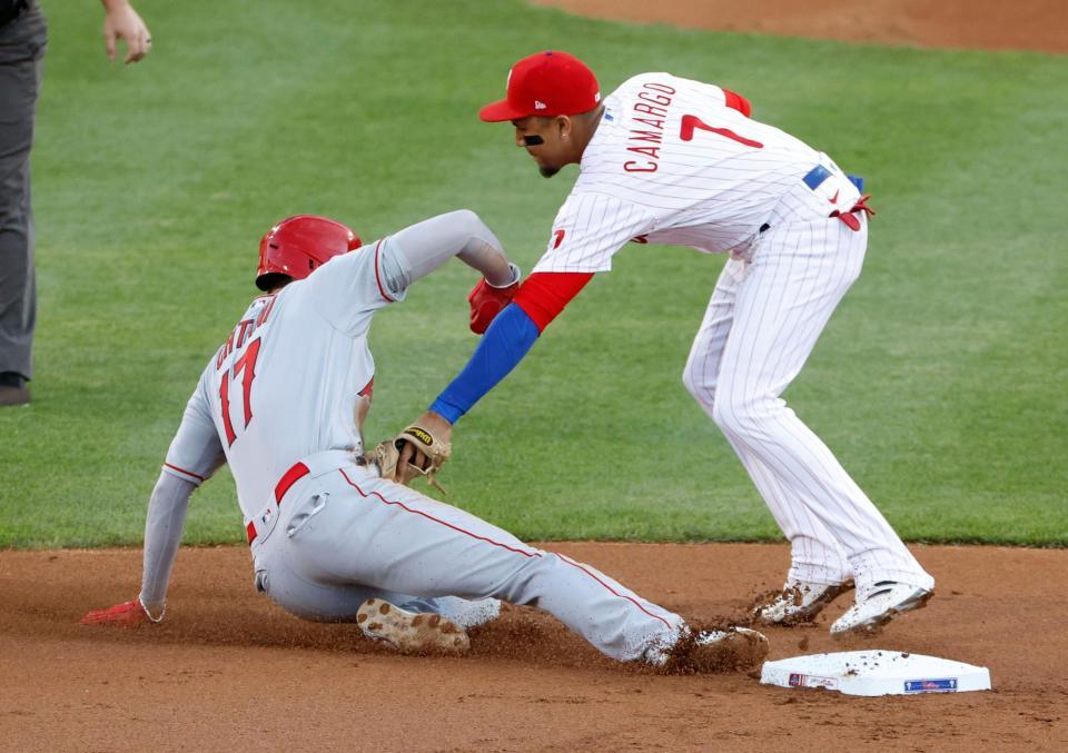 　フィリーズ戦の１回、二盗を狙うがタッチアウトとなるエンゼルス・大谷＝フィラデルフィア（共同）