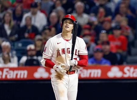 　６回、空振り三振に倒れた大谷（共同）