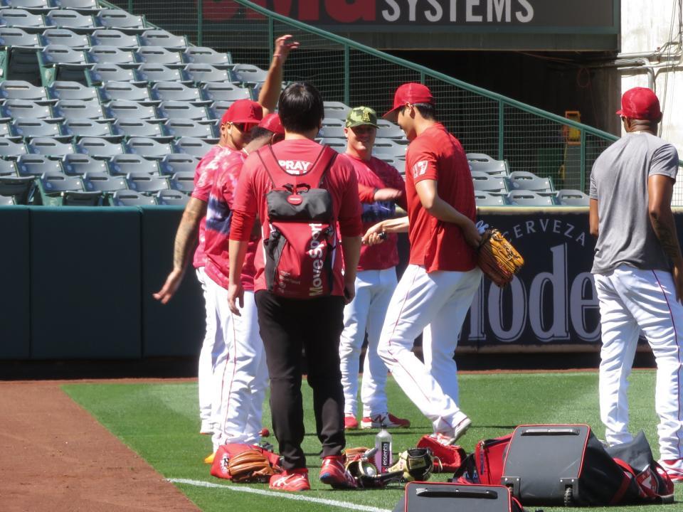 　自分のバットで同僚の体に触れる大谷（中央右）