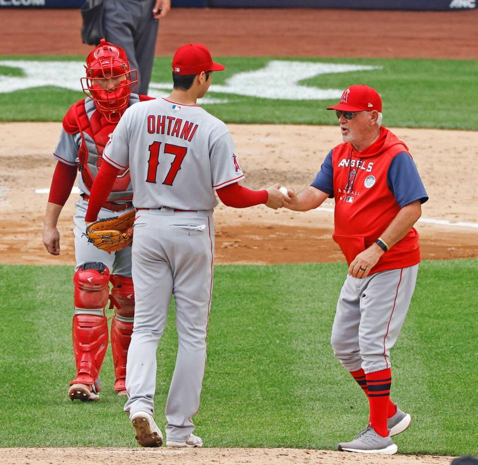 　エンゼルスの大谷翔平（１７）とマドン監督＝２日（共同）