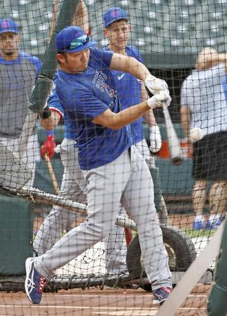 　試合前に打撃練習するカブス・鈴木（共同）