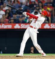 レッドソックス戦の５回、逆転の12号２ランを放つエンゼルス・大谷＝アナハイム（共同）