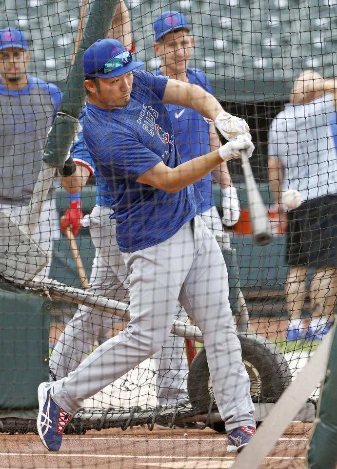 　試合前に打撃練習するカブス・鈴木（共同）