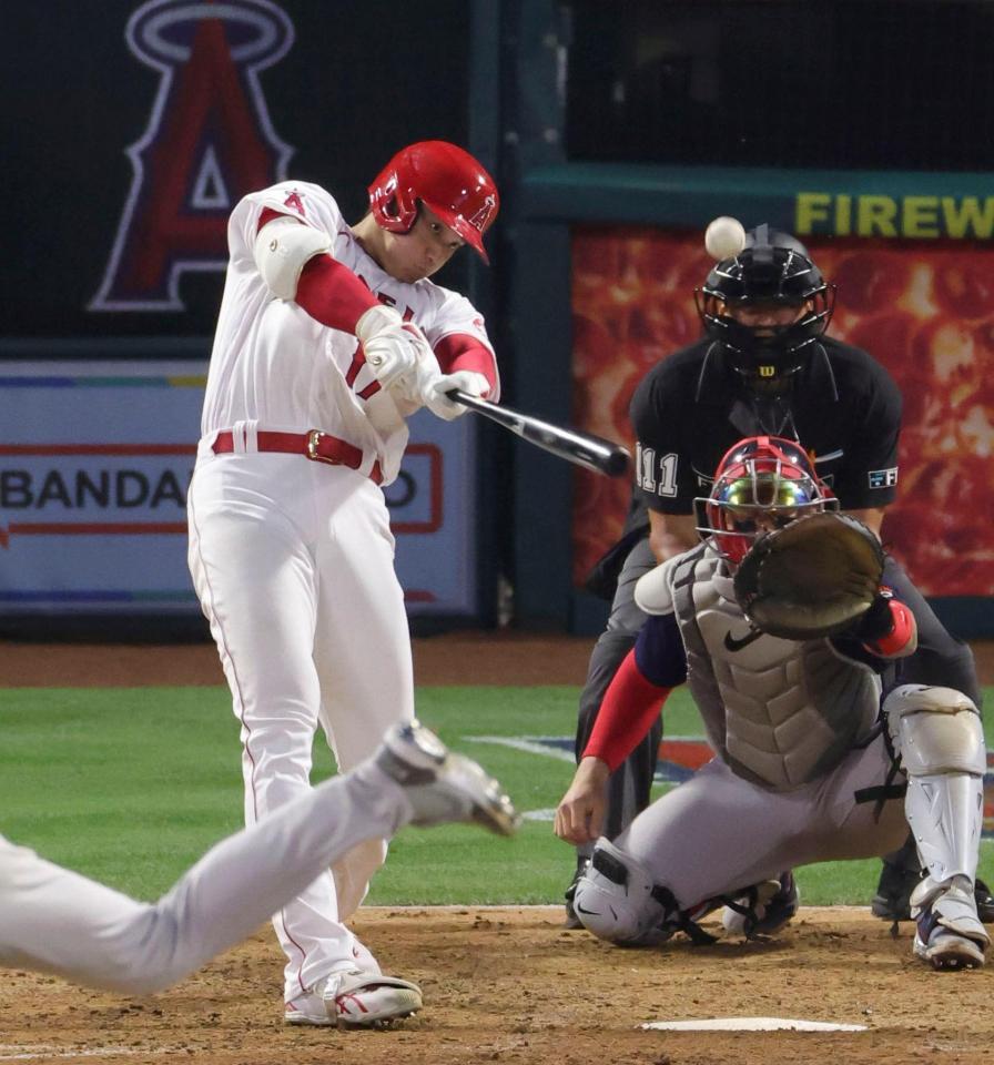 レッドソックス戦の５回、逆転の12号２ランを放つエンゼルス・大谷＝アナハイム（共同）