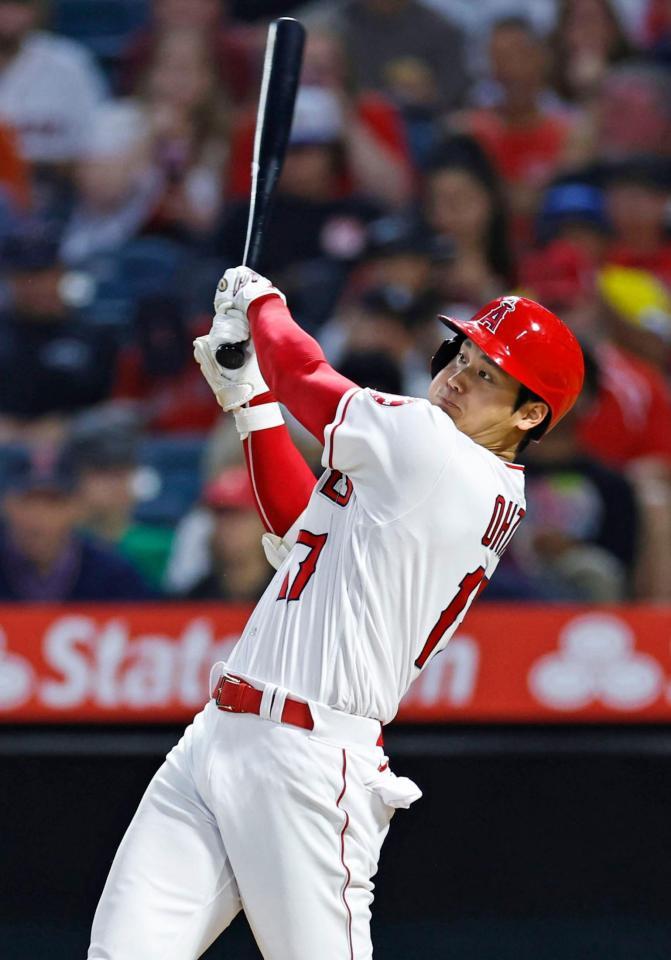レッドソックス戦の５回、逆転の12号２ランを放つエンゼルス・大谷＝アナハイム（共同）
