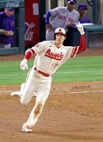 　メッツ戦の５回、13号２ランを放ち二塁へ向かうエンゼルス・大谷＝アナハイム（共同）